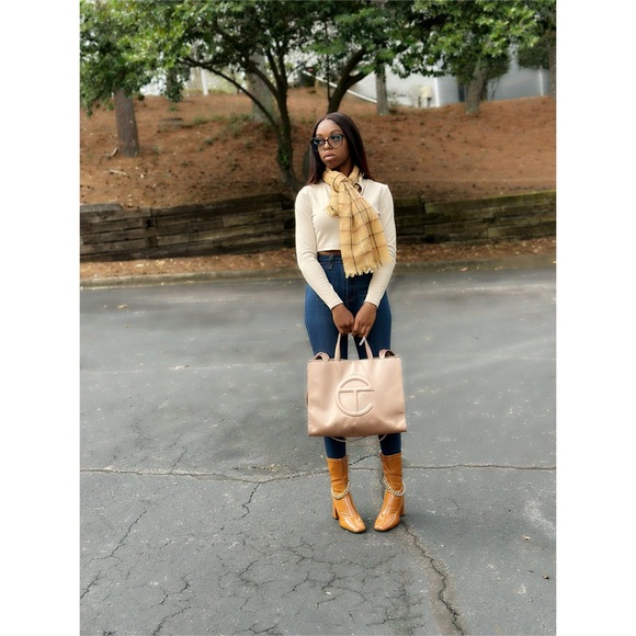 Meet your Posher, Nicole - Picture 2 of 3